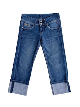 Chavo jean Fiorucci, bordados en bolsillos posteriores, doblez en la basta. Cintura: 70cm, largo: 75cm.  