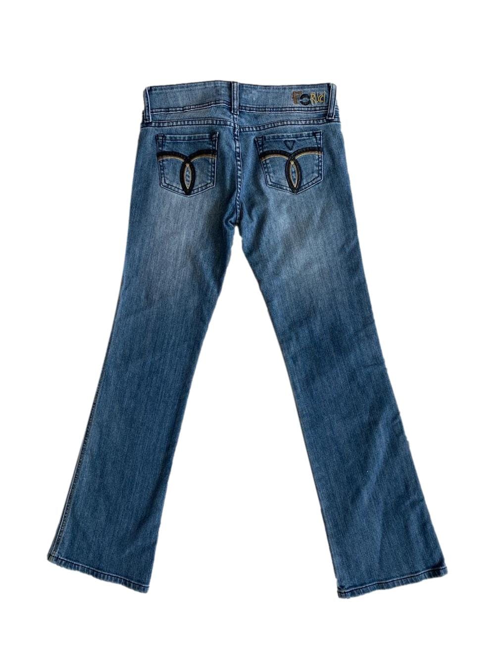 Jeans Fiorucci con detalle de cuero negro en los bolsillos. Cintura: 72cm, largo: 96cm. 