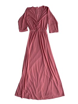 Vestido rosado largo manga 3/4, cuello en v y detalle recogido en el pecho, elástico en la cintura. Busto: 80cm, Cintura: 48cm (estira hasta 80cm), Largo: 144cm