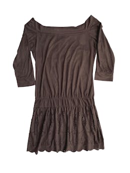 Vestido Basement de terciopelo matte marrón, forro interior, mangas hasta el codo, cintura elástica, detalles en la falda. Busto: 90cm, cintura: 74cm, largo: 81cm.  