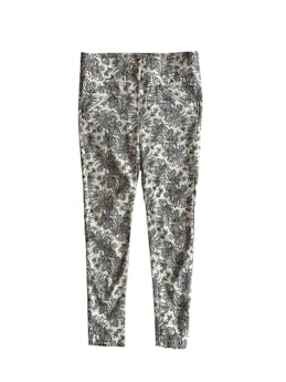 Pantalón Basement base blanca con estampado floral gris, bolsillos delanteros con zipper plateados, cintura ligeramente stretch. Cintura: 77cm, largo: 92cm. 