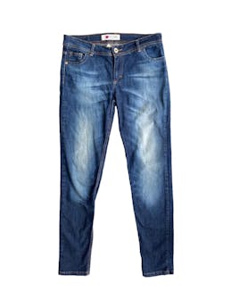 Pantalón jean Scombro azul oscuro, bolsillos delanteros y posteriores. Cintura: 80cm, largo: 102cm. 