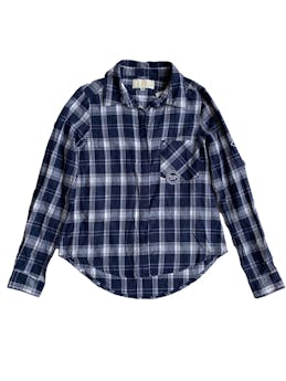 Camisa cuadros I <3 47 en tonos azul oscuro, mangas largas, patches bordados en el pecho y en la manga, botones delanteros, bolsillo en el pecho. Busto: 90cm, largo: 60cm. 