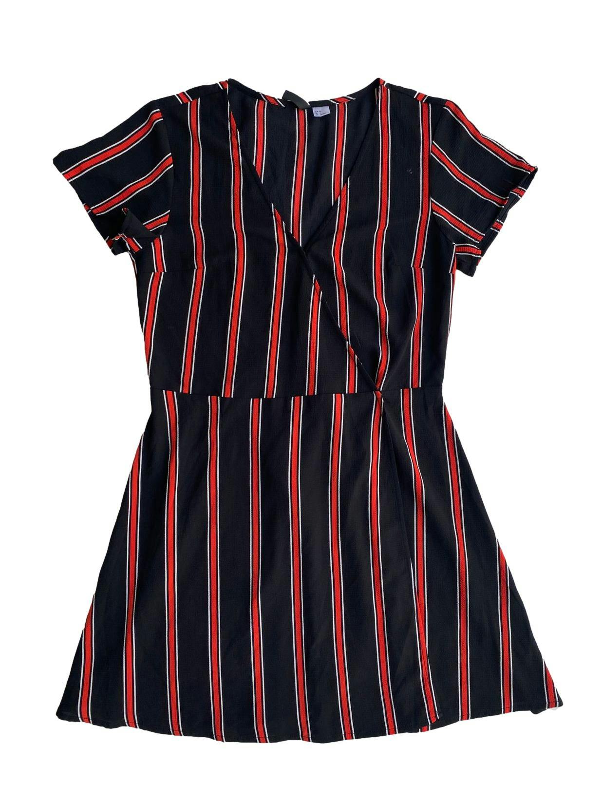 Vestido h&m Divided negro con rayas verticales rojas. Se cierra la prenda con un botón que entrecruza el vestido, también con una correíta de la misma tela. Busto: 90cm, Cintura: 76cm, Largo: 91cm (con etiqueta)