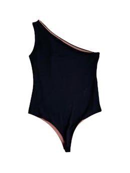 Body one shoulder reversible, negro y palo rosa, broche tipo brasier, detalle de abertura en el hombro. Busto 78 cm. Largo 72 cm. 
