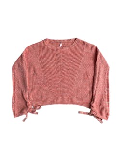 Chompa INDEX tejido, color rosado. Diseño trenzado en las mangas. Ancho: 114 cm. Altura: 14 cm. 