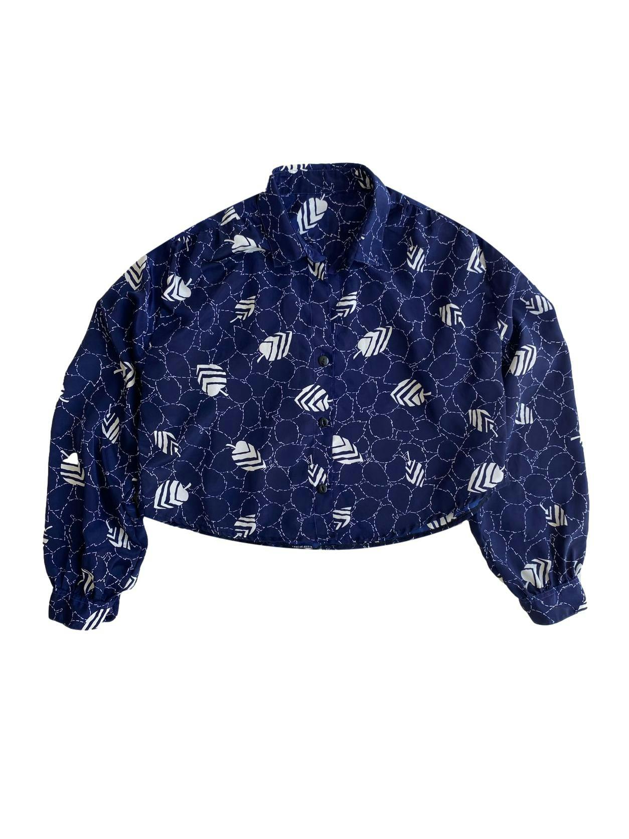 Blusa vintage azul marino con hojas blancas, tiene botones en los puños y es ligeramente crop. Busto: 116cm, Largo: 42cm (tela no estira).