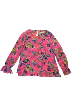 Blusa de gasa rosada con flores y hojas verdes, manga larga con forro, boton en la espalda. Busto: 94 cm. Largo: 61 cm.
