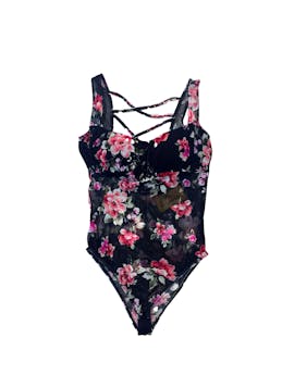 Body Alejandra Baigorria de mesh manga cero negro ccon flores rosadas, forro en el pecho y copas, escote redondo en espalda con tiras cruzadas.  Busto: 74 cm (sin estirar) Largo: 65 cm 