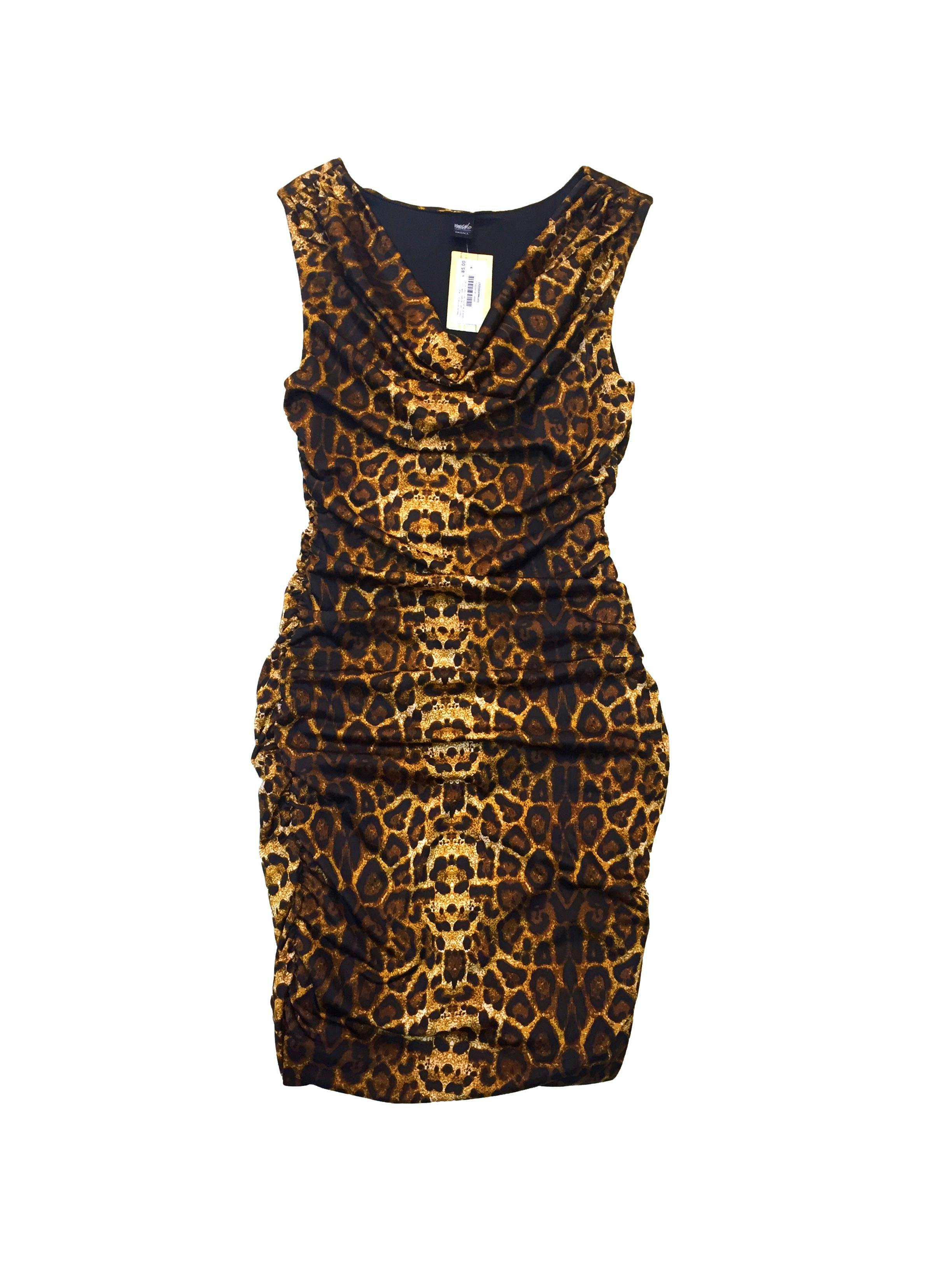 Vestido animal print negro con marron, sin mangas, cuello con caida en el pecho, arruchado en la parte de los lados, con forro. Busto: 80 cm. Largo: 96 cm. 