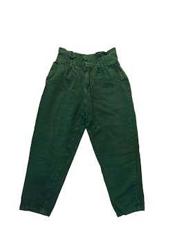 Pantalón verde oliva ,bota amplia,detalle de cintura corrugado , cintura: 68 cm, tiro alto: 32, largo: 94cm. Costo original 120 USD.