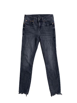 Pantalón jean gris oscuro Zara con rasgados en la basta. Cintura: 70cm, largo: 94cm