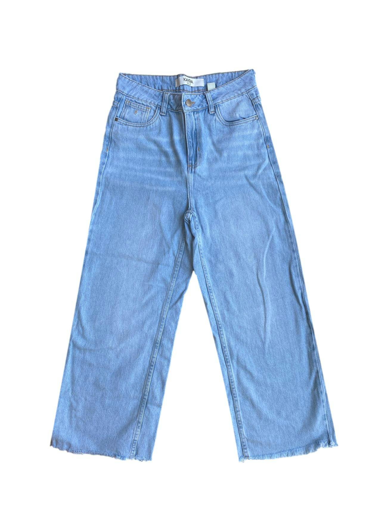 Pantalón jean lightwash Kayra con rasgados en la basta. Cintura: 90cm, largo: 92cm