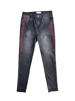 Pantalón Jean negro Azzorti con rasgados y bordados rojos laterales, corazón bordado en bolsillo delantero. Cintura: 76cm, largo: 100cm