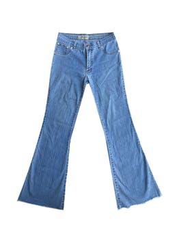 Pantalón jean Fama lightwash con rasgados en la basta. Cintura: 70cm, largo: 96cm