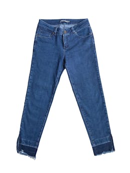 Pantalón jean oscuro Michelle Belau con rasgados y aperturas en la basta. Cintura: 68cm, largo: 94cm
