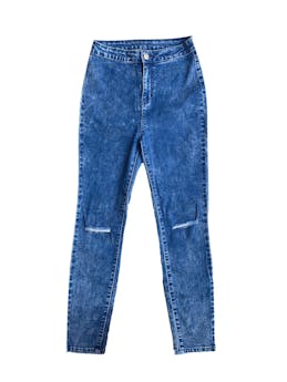 Pantalón jean Index con rasgados en las rodillas. Cintura: 66cm, largo: 95cm