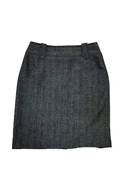 Falda sastre gris con lineas pequeñas laterales negras, con cierre y abertura en la parte de atras. Cintura: 84 cm. Largo: 59 cm.