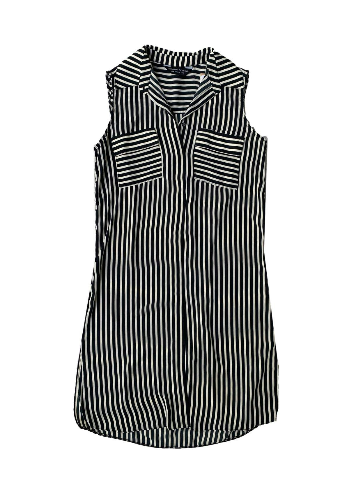 Blusa larga Dorothy Perkins, estampado de rayas blanco y negro, bolsillos en busto, cuello camisero. manga cero, estilo vestido. Busto:90cm. Largo:90cm