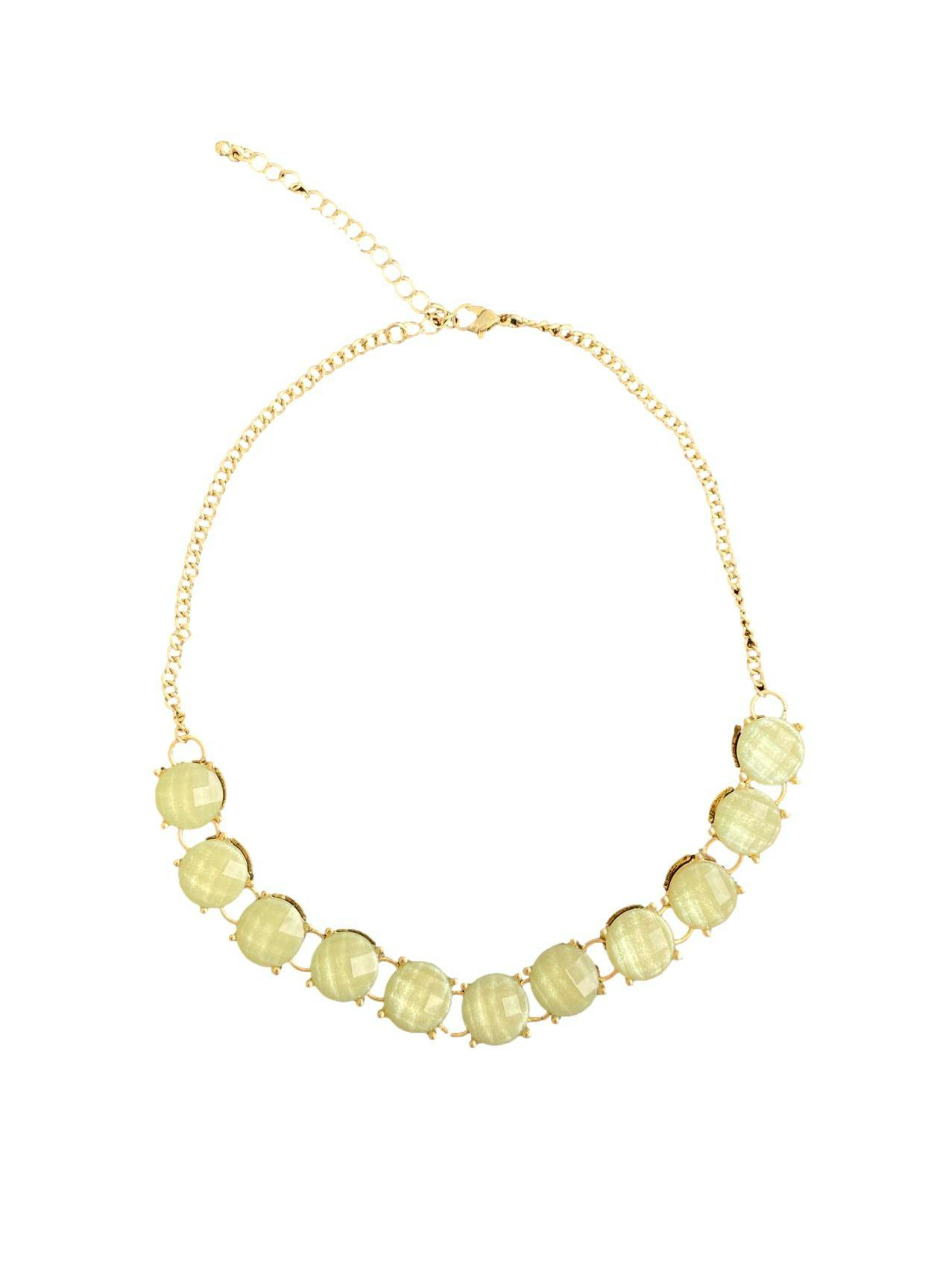 Conjunto collar y pulsera de pedrería circular verde con detalles dorados, cadena dorada