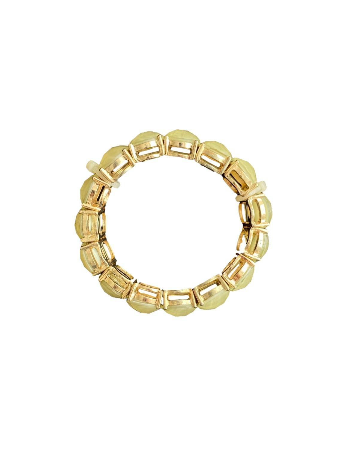 Conjunto collar y pulsera de pedrería circular verde con detalles dorados, cadena dorada