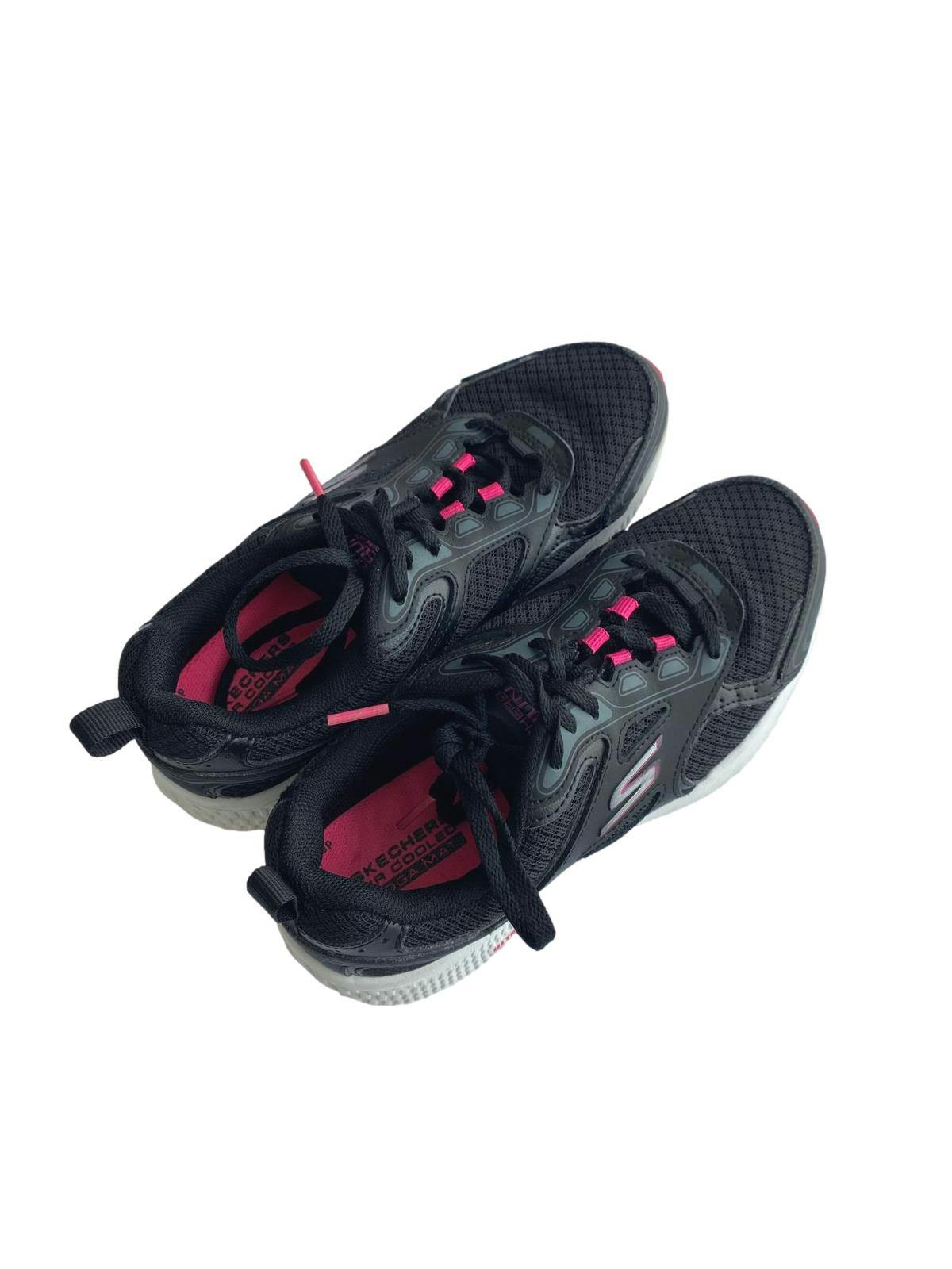 Zapatillas Skechers negras con entresuela blanca y detalles fucsia. Largo: 26cm 