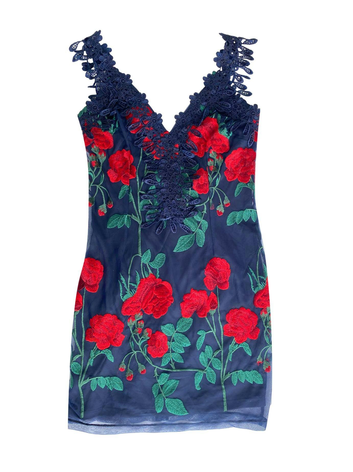 Vestido de tulle azul oscuro con bordados de rosas rojas y detalle de encaje floreado, forrado, cierre posterior. Busto: 82cm, largo: 62cm. Costo original 450 soles.