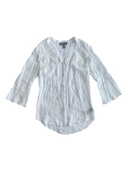 Blusa manga larga BCX blanca con bordado floral en el pecho y botones delanteros. Busto: 90cm, largo: 60cm