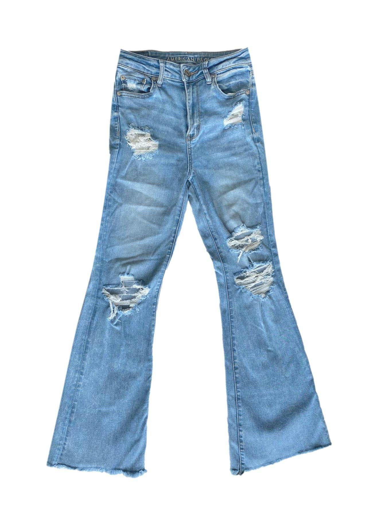 Pantalón jean American Eagle rasgado estilo flared. Cintura: 66cm, largo: 100cm. Precio original 250 soles 
