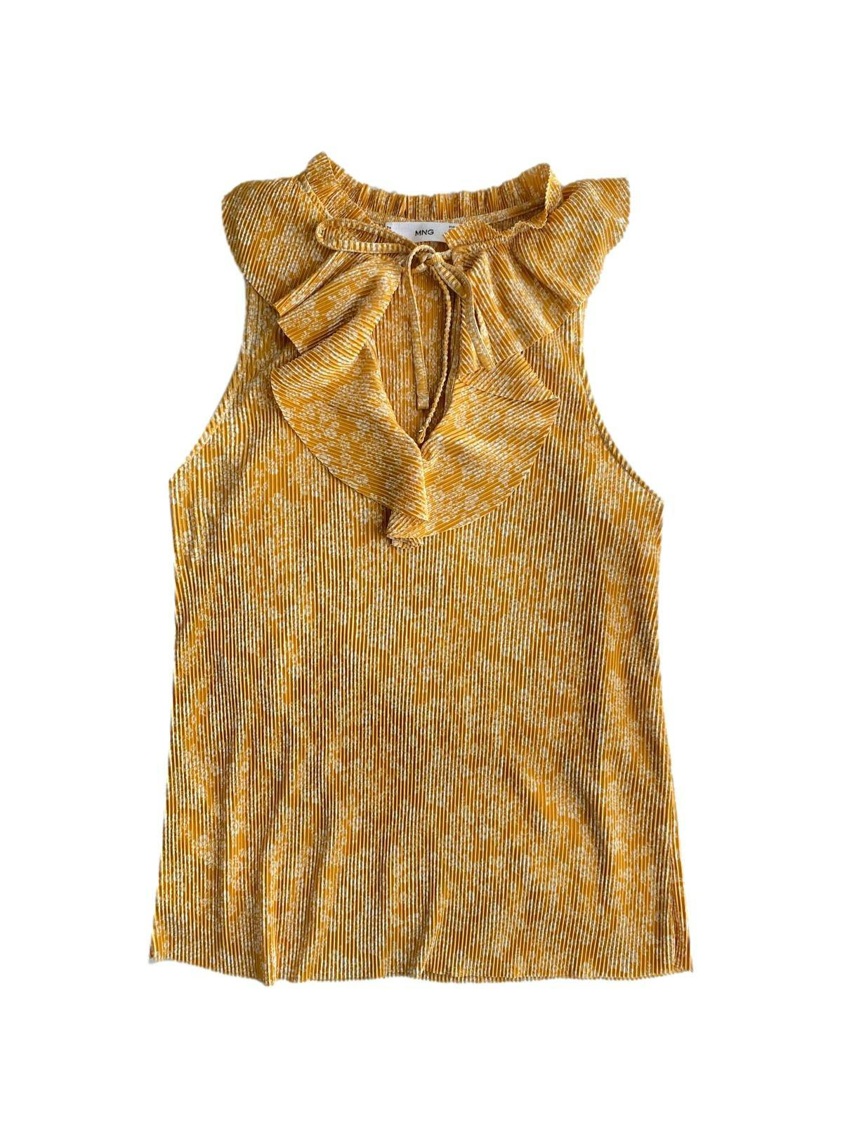 Blusa mango amarilla satinada, escote v, manga cero con print de flores blancas, tela plisada, vuelos en escote. Busto: 84cm, largo: 62cm.