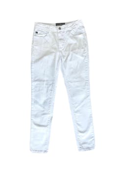 Pantalón blanco KanCan, corte clásico recto, tiro medio, stretch. Cintura: 66cm. Largo: 94cm.