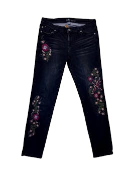 Pantalón jean negro con bordados en ambas piernas de flores y aves ,bota recta, cintura: 78 cm, tiro: 22cm ,largo: 97 cm