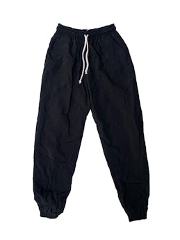 Buzo tipo impermeable negro, bolsillos delanteros, elástico en cintura y basta. Cintura 62 cm. largo 96 cm. 