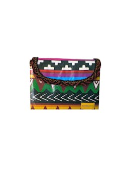 Monedero artesanal de figuras tribales multicolores y detalle de bordado, broche a presión para cerrar. ancho 10 cm. largo 8 cm. 