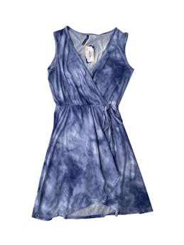Vestido tie dye azul con celeste, tipo envolvente, piel de durazno, manga cero, escote en v, elástico en cintura. busto 104 cm. largo 85 cm