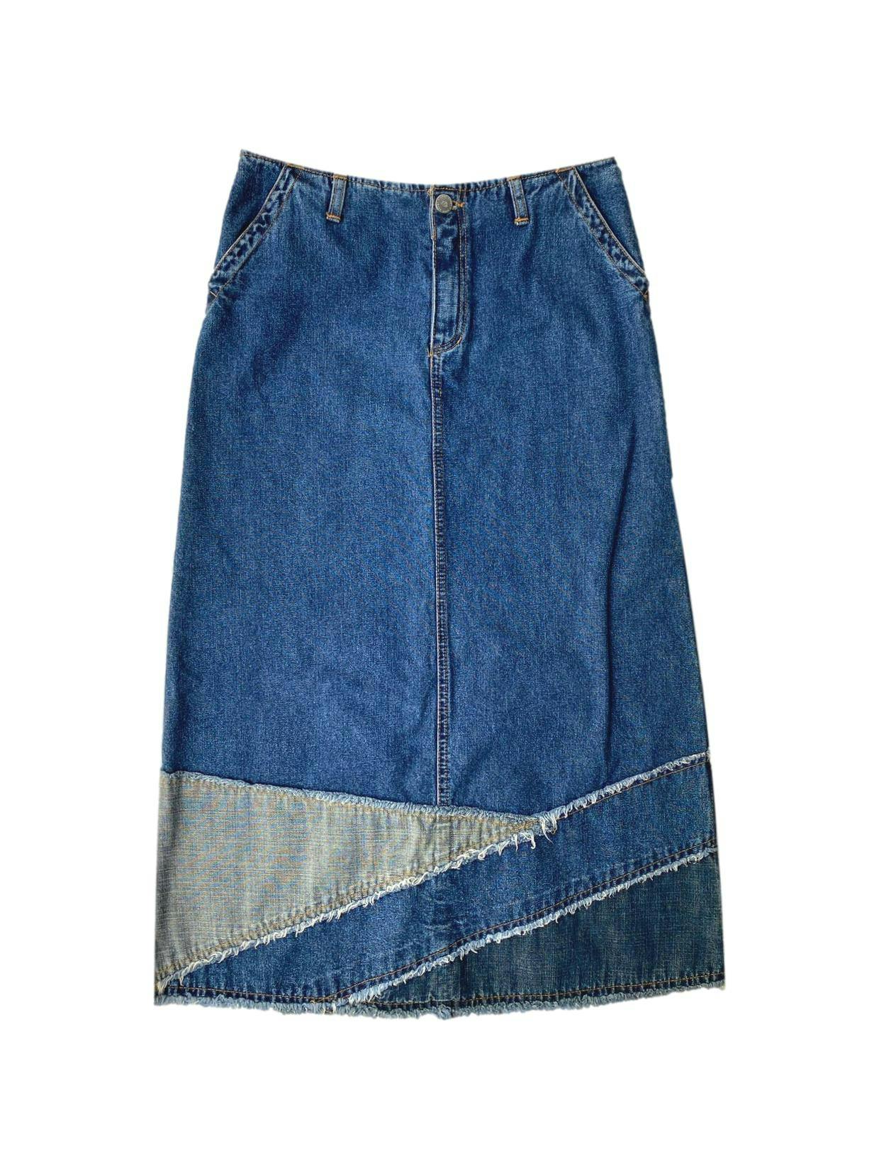 Falda summer girls denim, aberturas laterales en basta, retazos de tela como detalle en parte baja, bolsillos delanteros. Cintura 74 cm. largo 51 cm. 