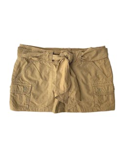Mini falda mostaza con bolsillos delanteros y traseros, lazo en cadera para ajustar, cierre y botones. cintura: 74 cm. largo: 28 cm.