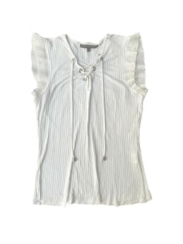 Blusa mentha & chocolate blanca con volados en mangas, escote con pasador, tela ligera. busto: 90cm. largo: 120cm.