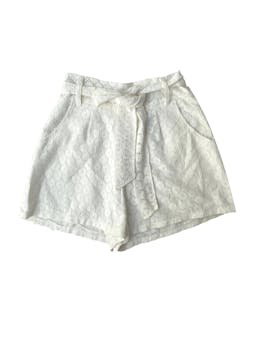 Be special - short blanco floreado con tirantes en la cintura y cierre trasero. cintura: 66 cm. largo: 35 cm.